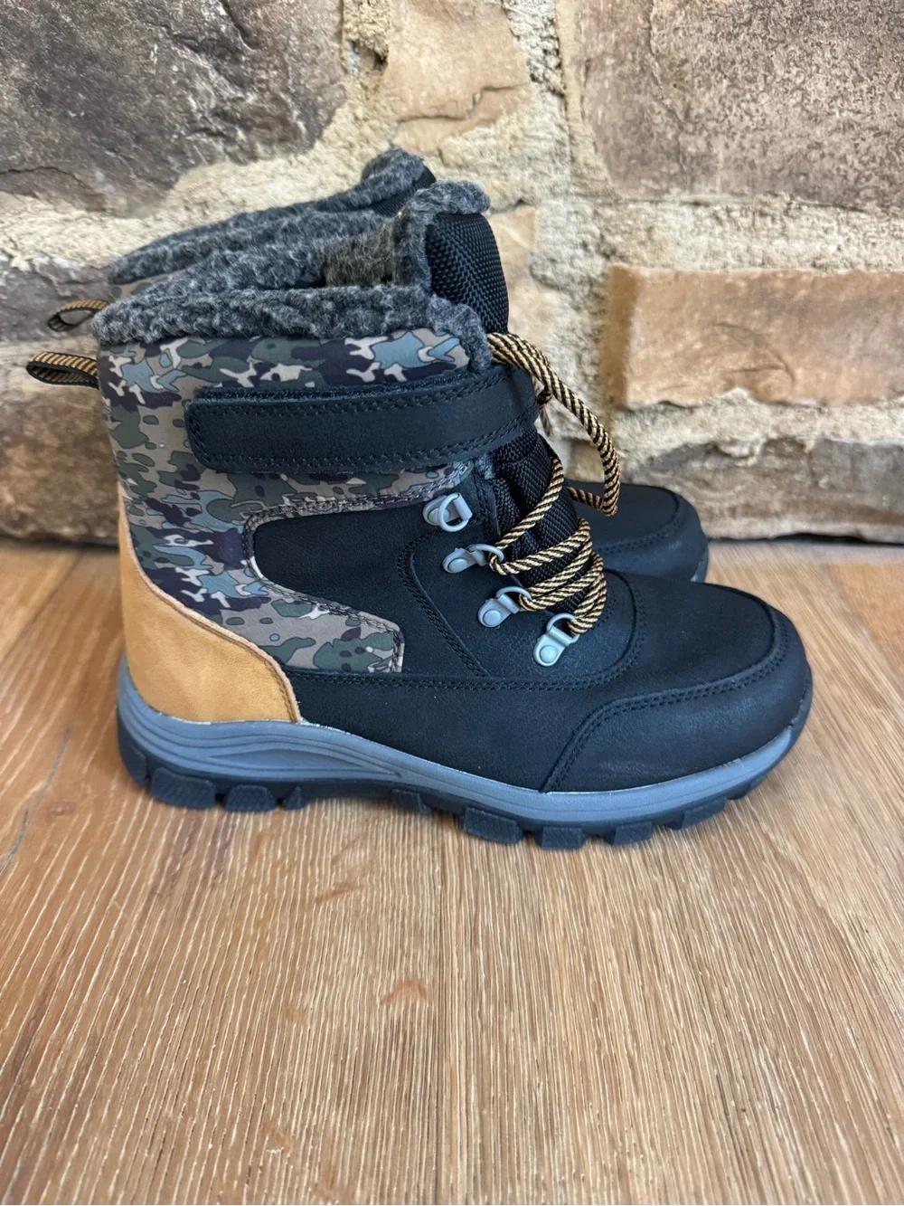 🔥NEW Waterproof boys Snow Boots Sz 4 Thermolite Camo Price Firm!